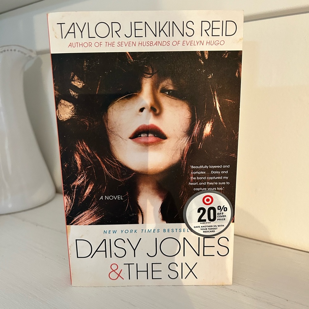 Daisy jones and the doc paperback excellent used condition